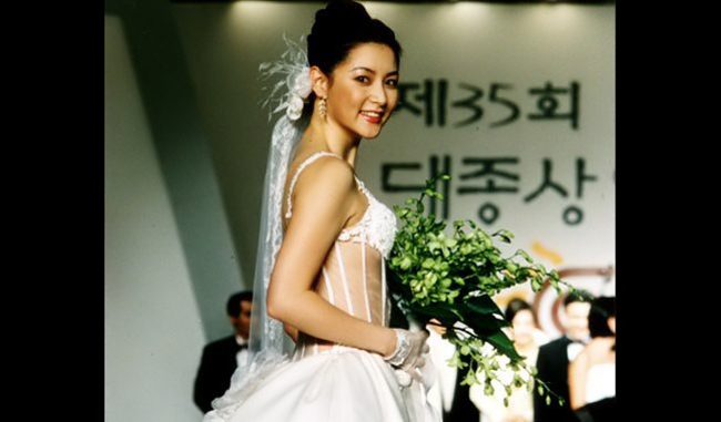 Trong một lần biểu diễn thời trang, Lee Young Ae diện trang phục táo bạo của cô dâu.
